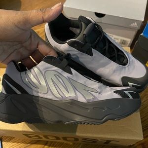 💯 Authentic Yeezy Boys 700 like new size 1
